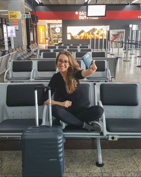 mala e passaporte no aeroporto