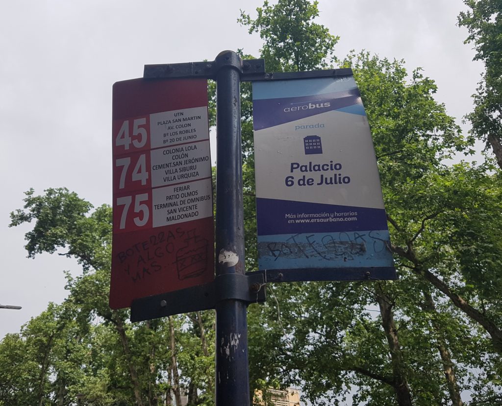 placa de ônibus no centro de Córdoba, Argentina