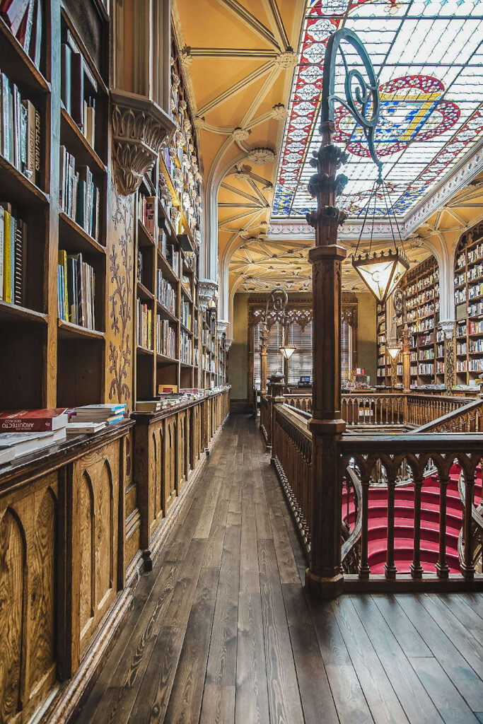 Empresa de tradução no Porto a visita habitual à Livraria Lello!