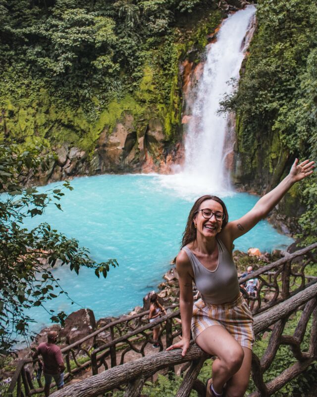 Esse é um dos lugares mais lindos da Costa Rica #ArrumaEssaMala

Até pode parecer excesso de edição, mas não. A cor da água é realmente MUITO azul.

Tem toda uma explicação mega complexa física/química pra esse fenômeno. Mas basicamente quando dois rios da região se encontram, rola uma mudança no PH que faz com que alguns minerais mudem de tamanho. Ao mudar de tamanho, parte desses minerais se sedimentam, e os outros “boiam”, digamos assim.

Por fim, o que faz essa coloração mega azul é meio que um fenômeno óptico. Já que a luz solar bate nesses minerais que estão “boiando” e gera um efeito de prisma, mais ou menos como tem no arco-íris. Só que, pela característica dos tais minerais, só se dispersa a cor azul.

🤯🤯🤯

👉 Essa parte do Rio Celeste fica dentro do Parque Nacional Vulcão Tenório.

🕓 O horário de funcionamento é: todos os dias, das 8h às 16h, mas só pode entrar até às 14h. 

💲 O ingresso custa USD 13,56 para estrangeiros e precisa ser comprado antecipadamente pelo site de parques nacionais da Costa Rica (não vende na hora!).
