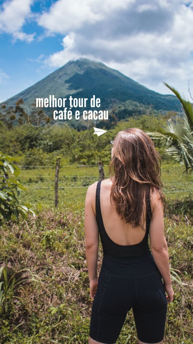 Esse é o MELHOR tour pra se fazer na Costa Rica! #ArrumaEssaMala

Afinal, tomar um cafezinho, comer um chocolatinho, quem não ama, não é mesmo? ☕🍫

O café e o cacau são dois produtos super importantes pro país. Ambos são considerados de excelente qualidade. E você vai encontrar muitos produtos artesanais pra vender, como chocolates 100% cacau e nada de químico misturado.

Maravilha, né?

Pra entender um pouco melhor sobre toda essa produção e a agricultura familiar da Costa Rica, os tours de café e cacau são perfeitos!

A gente fez esse em La Fortuna, durou 2h mais ou menos, e o guia era ótimo. Entre uma explicação e outra, muitas frutas pra experimentar, um pouquinho de chocolate e mais um pouco de café. Tudo feito e moído ali na hora mesmo!

👉🏻 A gente fez a reserva pela @getyourguide, e valeu super a pena. O preço é de 30 dólares por pessoa.

O link do tour tá aqui na bio do Instagram, ou pode me pedir que envio por DM :)

@getyourguidecommunity @getyourguide #getyourguide #lafortuna #costarica
